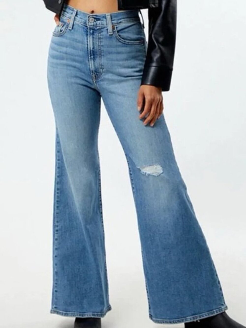 LEVI'S Women's Ribcage Bell Minimal Distress Jeans size 30